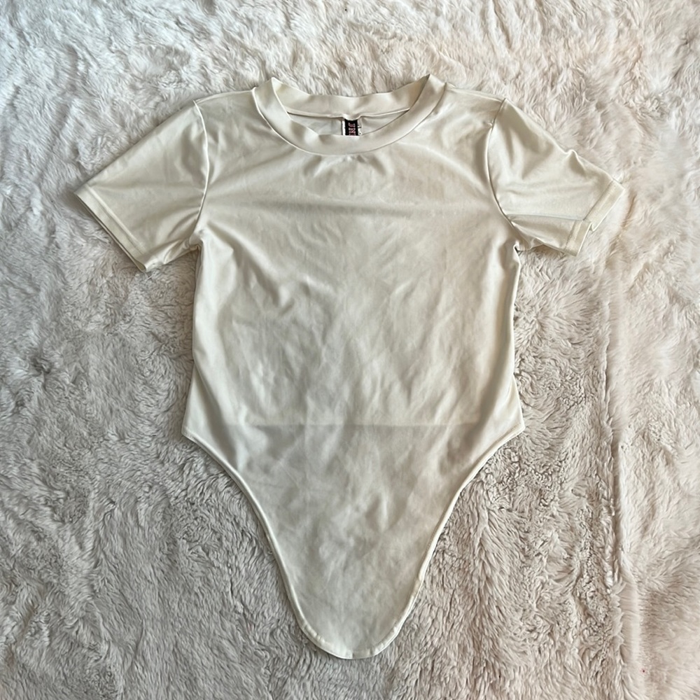 white front tie-up crop